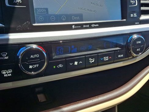 Used 2018 Toyota Highlander XLE AWD/4WD image 16