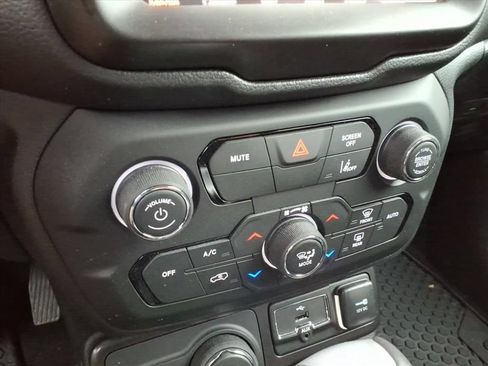 Certified 2022 Jeep Renegade Latitude AWD/4WD image 15