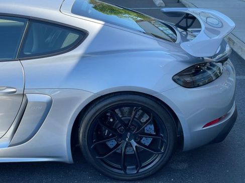 Used 2021 Porsche 718 Cayman GT4 RWD image 17