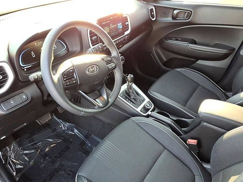 Used 2024 Hyundai Venue Limited FWD image 13