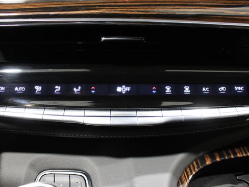 Used 2024 Cadillac Escalade ESV Luxury AWD/4WD image 16