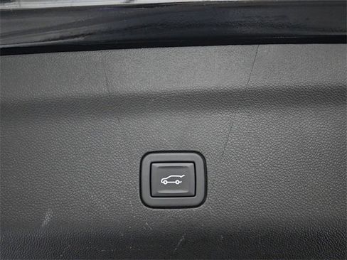 Used 2023 Chevrolet Tahoe Z71 w/ Luxury Package image 28