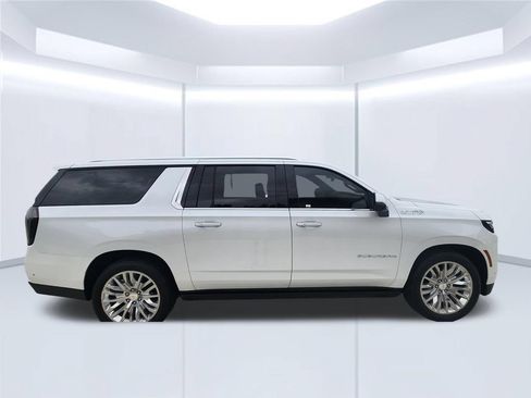 Used 2025 Chevrolet Suburban High Country AWD/4WD image 4