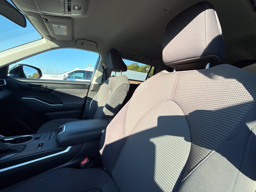 Used 2022 Toyota Highlander LE FWD image 10