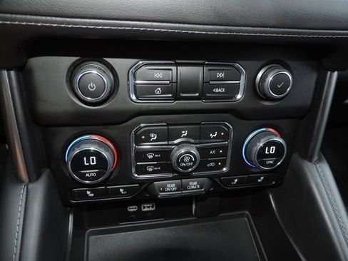 Used 2023 Chevrolet Suburban Z71 w/ Luxury Package image 28