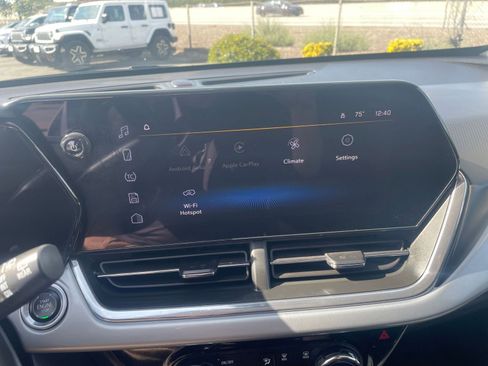 Used 2025 Chevrolet Trax LT w/ LT Convenience Package image 21