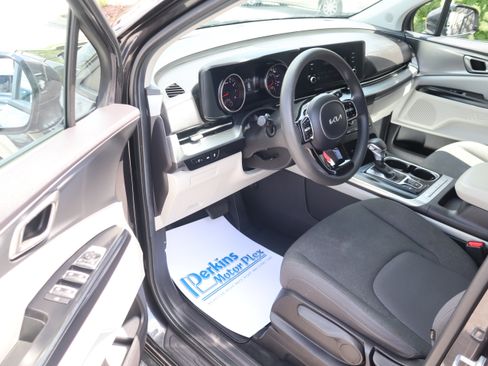 Used 2023 Kia Carnival LX FWD image 3