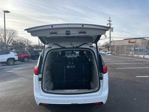 Used 2018 Chrysler Pacifica Touring-L Plus image 9