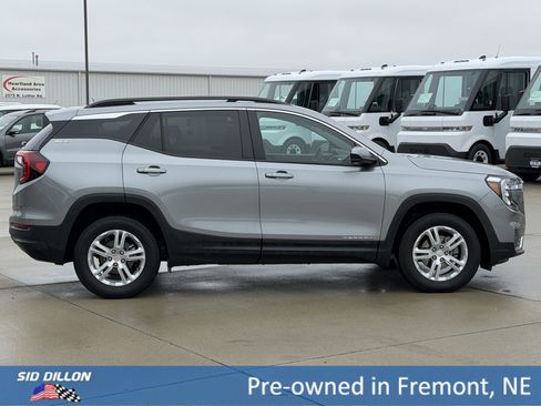 Used 2023 GMC Terrain SLE w/ Driver Convenience Package image 3