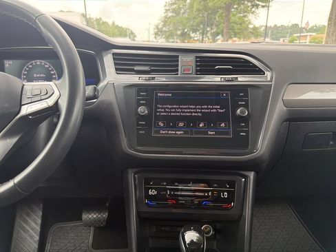 Used 2022 Volkswagen Tiguan SE w/ Panoramic Sunroof Package FWD image 6
