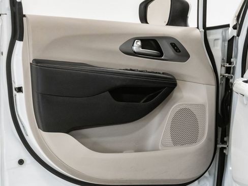 Used 2023 Chrysler Pacifica Touring-L FWD image 8
