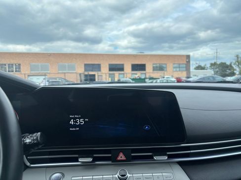 Used 2025 Hyundai Elantra Limited FWD image 17