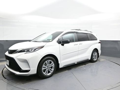 Certified 2023 Toyota Sienna XSE w/ XSE Plus Package image 10