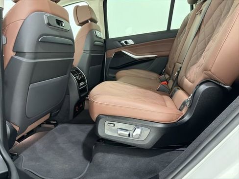 Used 2025 BMW X7 xDrive40i w/ Parking Assistance Package image 17