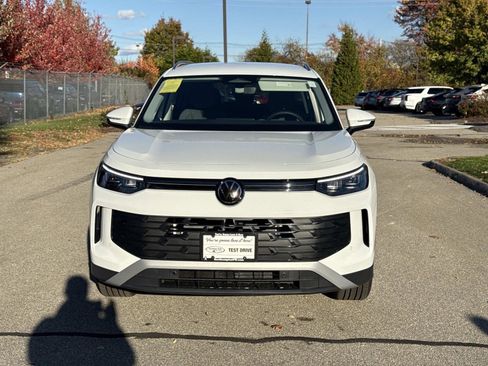 Used 2025 Volkswagen Tiguan SE image 26