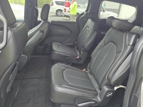 Used 2025 Chrysler Pacifica Select FWD image 10