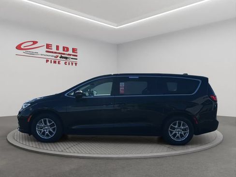 Used 2023 Chrysler Pacifica Touring-L FWD image 6