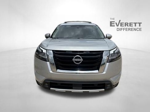 Used 2024 Nissan Pathfinder Platinum FWD image 2