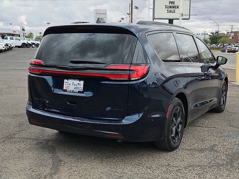 Used 2024 Chrysler Pacifica Premium image 4