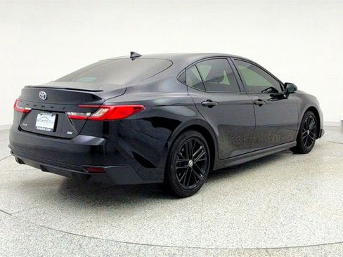 Used 2025 Toyota Camry SE image 5