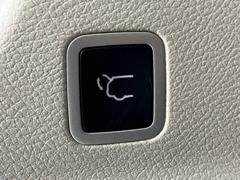 Used 2024 Chrysler Voyager LX FWD image 35