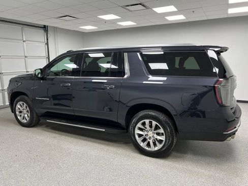 Used 2025 Chevrolet Suburban Premier AWD/4WD image 7