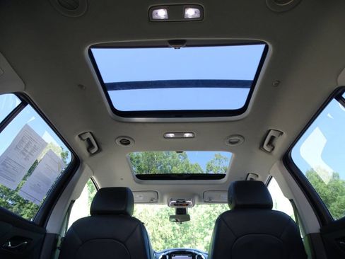 Used 2018 Chevrolet Traverse AWD LT w/ 2LT image 3