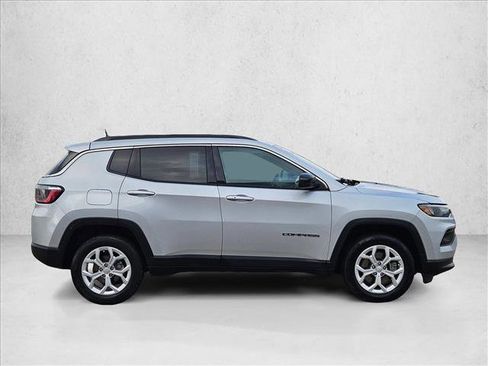 Used 2024 Jeep Compass Latitude AWD/4WD image 4