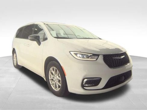 Used 2025 Chrysler Pacifica Select image 10