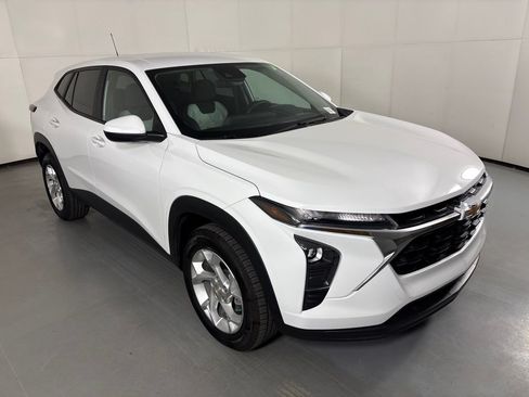 Used 2024 Chevrolet Trax LS w/ LS Convenience Package FWD image 2