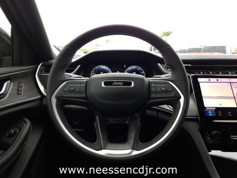 New 2025 Jeep Grand Cherokee Limited image 38