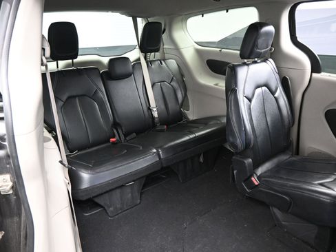 Used 2022 Chrysler Pacifica Touring-L image 14