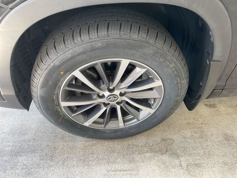 Used 2018 Toyota Highlander XLE AWD/4WD image 10