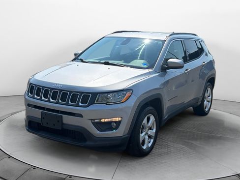 Used 2018 Jeep Compass Latitude w/ Cold Weather Group AWD/4WD image 3