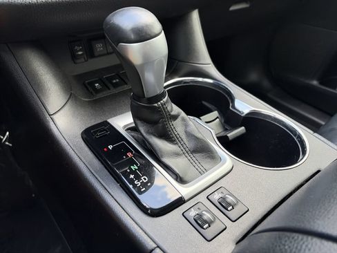 Used 2019 Toyota Highlander XLE FWD image 29