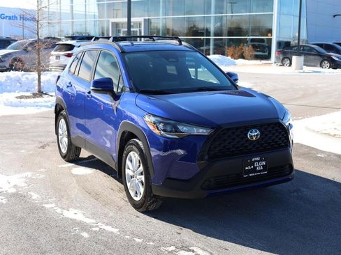 Used 2023 Toyota Corolla Cross LE image 2