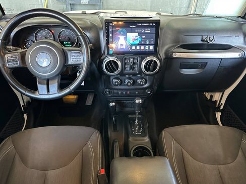 Used 2017 Jeep Wrangler Unlimited Sahara w/ Connectivity Group AWD/4WD image 14