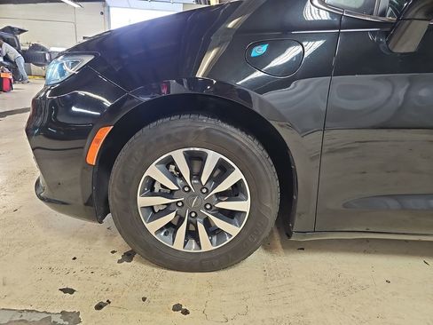 Used 2021 Chrysler Pacifica Touring-L image 27