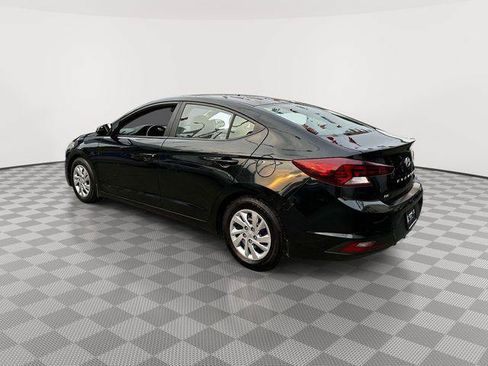 Used 2019 Hyundai Elantra SE w/ Winter Weather Package FWD image 3
