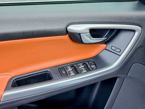 Used 2018 Volvo S60 T5 Inscription image 12