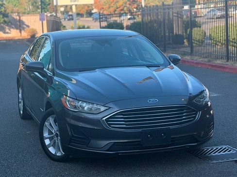 Used 2019 Ford Fusion SE FWD image 2