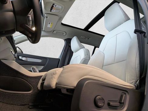 New 2026 Volvo XC40 B5 Ultra w/ Climate Package image 4