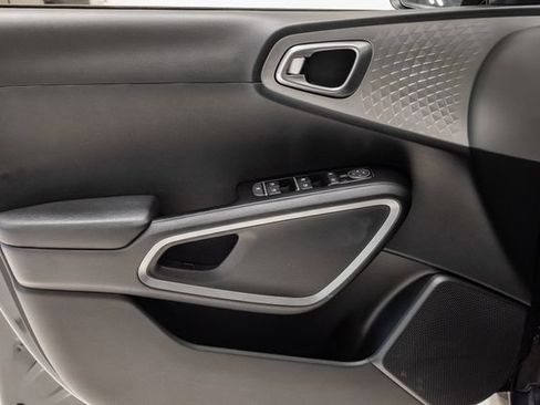 Used 2025 Kia Soul LX w/ LX Technology Package FWD image 8