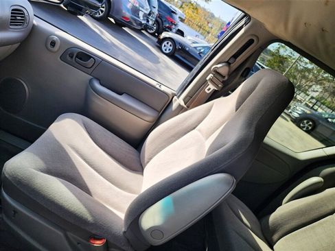 Used 2003 Chrysler Town & Country image 33