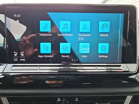 Certified 2024 Volkswagen Atlas Cross Sport SE FWD image 21