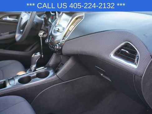 Used 2018 Chevrolet Cruze LT image 21