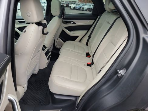 Used 2024 Jaguar F-PACE R-Dynamic S image 38