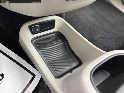 Used 2023 Chrysler Pacifica Touring-L FWD image 36