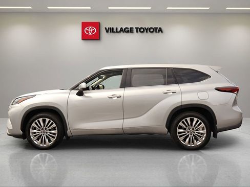 Certified 2024 Toyota Highlander Platinum AWD/4WD image 2