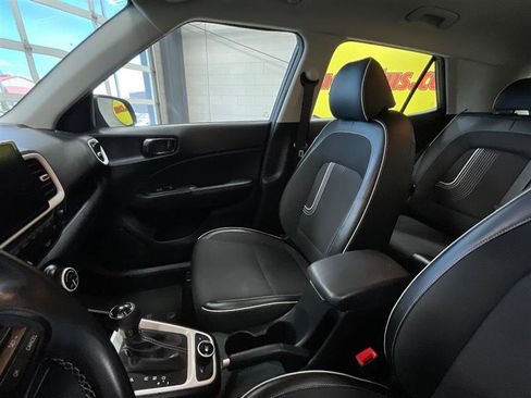 Used 2022 Hyundai Venue Limited FWD image 12